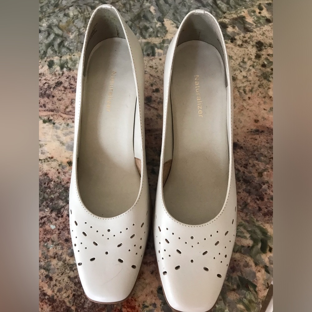 Naturalizer shoes beige size 9